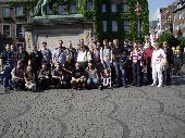 Gruppenfoto D�sseldorf Rathaus vor dem Jan-Wellem-Denkmal (Bild von G,M�ller). Knieend v.l.n.r.: Mil&euro;s66, schlauchen, magpie, hadibe, Luise, taucher, sarah, rosa-ro-se. Stehend v.l.n.r.: Helge, BlueJay, roberdy, TurboTim, MathMurderer, haemoglobin, yli, DkL, Hangman, frahind, helloggs, speedster1712, marty44, kettenseger, grob-e, G,M�ller, Miras-Etrin, thatsme-p, Freundin von marty44, Europa28, VolkerW, lasterpaule, Nordsee, bergehbx